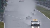 Pebalap Mercedes, Lewis Hamilton, memberi dukungan untuk Michael Schumacher lewat stiker di mobilnya saat tampil di GP Jepang, Minggu (5/10). Hamilton meraih kemenangan kedelapan musim ini di Sirkuit Suzuka. (REUTERS/Yuya Shino)