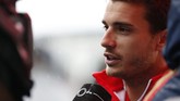 Petugas medis membawa pembalap Marussia, Jules Bianchi, ke rumah sakit usai mengalami kecelakaan pada lap ke-44 GP Jepang, Minggu (5/10). Kecelakaan Bianchi membuat balapan di Sirkuit Suzukia berakhir lebih awal. (REUTERS/Yuya Shino)