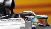 Pebalap Mercedes, Nico Rosberg, melambaikan tangan setelah menjadi yang tercepat di babak kualifikasi GP Jepang di Sirkuit Suzuka, Sabtu (4/10). Rosberg unggul atas Hamilton dan Valtteri Bottas di babak kualifikasi. (REUTERS/Toru Hanai)