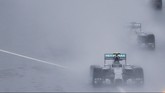 Hujan deras yang menyelimuti Sirkuit Suzuka, Minggu (5/10), membuat balapan GP Jepang harus dimulai di belakang mobil pengaman. Pebalap Mercedes, Nico Rosberg, memulai balapan ini dari pole position. (REUTERS/Toru Hanai)