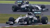 Pebalap Mercedes, Nico Rosberg, berada di depan rekan setimnya, Lewis Hamilton, pada awal balapan GP Jepang di Sirkuit Suzuka, Minggu (5/10). Hujan deras membuat jarak pandang di Sirkuit Suzuka sedikit terbatas. (REUTERS/Toru Hanai)