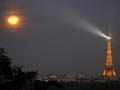 Menara Eiffel Makin Berkilau Sambut Pekan Fesyen