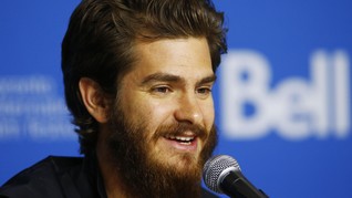 Andrew Garfield Ungkap Alasan Cium Ryan Reynolds di Globes