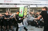 Lewis Hamilton mampu memanfaatkan kesalahan Nico Rosberg dan mengambil alih balapan dan memenangkan GP Rusia. Kini ia memimpin klasemen sementara dengan jarak 17 angka dari Nico Rosberg. Formula 1 masih menyisakan tiga balapan dengan total 100 poin yang bisa diperebutkan. (Reuters/Maxim Shemetov)