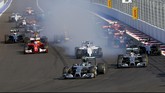 Sebelum balapan, 21 pebalap membentuk lingkaran dan memberikan penghormatan kepada pebalap Perancis, Jules Bianchi, yang masih dalam kondisi kritis. Bianchi mengalami kecelakaan pada GP Jepang karena mobilnya keluar lintasan dan menabrak derek. (Reuters/Valdrin Xhemaj)
