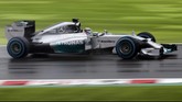 Hujan yang mengiringi balapan di Sirkuit Suzuka membuat pebalap harus mengganti ban mereka lebih cepat dari seharusnya. Pun dengan Nico Rosberg yang harus masuk pit lebih awal, Minggu (5/10). (Reuters/Yuriko Nakao/Pool).