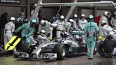 Pebalap Inggris dari tim Mercedes Lewis Hamilton terus berkejaran dengan rekan satu timnya, Nico Rosberg, memimpin balapan sejak di F1 GP di Sirkuit Suzuka, Minggu (5/10). (Reuters/ Toru Hanai).
