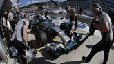 Pebalap Mercedes Nico Rosberg memimpin sementara di barisan terdepan berdampingan dengan Lewis Hamilton saat start GP Formula 1 Rusia di Sirkuit Sochi, Minggu (12/10). (Reuters/ Lazlo Balogh).