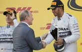Memulai balapan di posisi kedua, Nico Rosberg sempat menyalip Lewis Hamilton dan memimpin lomba. Namun ia kehilangan kendali mobil di tikungan pertama dan harus mengganti ban. Meski demikian, Rosberg mampu memperbaiki kesalahan dan akhirnya naik podium di tempat kedua. (Reuters/Laszlo Balogh)