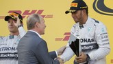 Lewis Hamilton memacu tunggangan besi Mercedes-nya memimpin balapan Grand Prix Formula 1 yangb digelar pertama kalinya di Sirkuit Sochi Autodrom, Rusia, Minggu (12/10). (Reuters/ Laszlo Balogh).