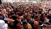 Presiden Jokowi menjanjikan program untuk warga miskin seperti kartu sehat dan kartu miskin yang diharapkan bisa meningkatkan kesejahteraan masyarakat. Sejumlah pihak menilai program ini memerlukan persiapan lebih rinci karena bisa menimbulkan masalah baru di masa depan. (Detik Foto/Ari Saputra)