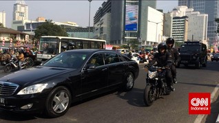 Jokowi Bagikan Sembako ke Pengemudi Ojol di Pinggir Jalan