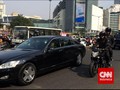 Jokowi Bagikan Sembako ke Pengemudi Ojol di Pinggir Jalan