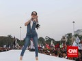 Syahrini Ajak Kang Emil Bergaya Genit 'Maju Mundur Cantik'