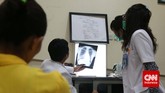 Peraturan BPJS Kesehatan itu dinilai masih sarat berbau peraturan kepesertaan asuransi komersial dan bukan jaminan sosial yang bersifat wajib. (CNN Indonesia/Safir Makki)