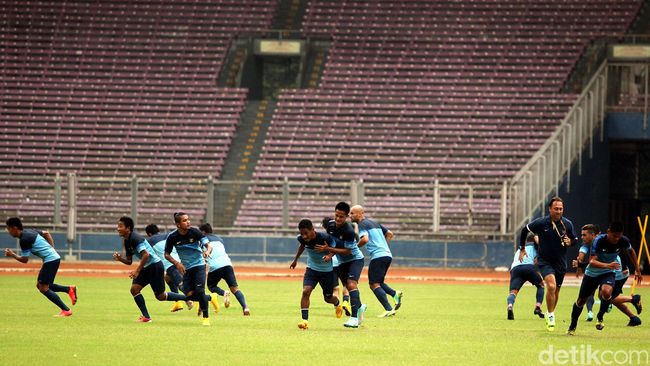 Di Balik Rumput Stadion Gelora Bung Karno