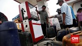 Nelayan mengantre solar untuk kebutuhan melaut di Stasiun Pengisian Bahan Bakar Nelayan (SPBN) Pantai Tanjung Pasir, Kabupaten Tangerang, Banten, Selasa (11/11). (CNN Indonesia/Adhi Wicaksono)