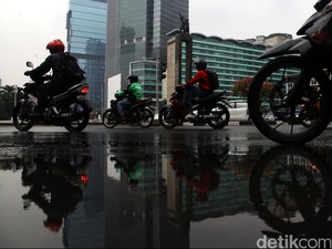 Ini Bahaya Naik Motor Pakai Sandal Jepit, Jangan Ditiru!