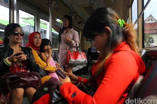 5 Kejadian Memalukan yang Paling Sering Terjadi Saat Naik Transjakarta 5 Kejadian Memalukan yang Paling Sering Terjadi Saat Naik Transjakarta