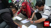 Warga melengkapi berkas pembuatan kartu Badan Penyelenggara Jaminan Sosial (BPJS) Kesehatan di Kantor BPJS Bekasi, Jawa Barat, Rabu, 12 November 2014. (Safir Makki)