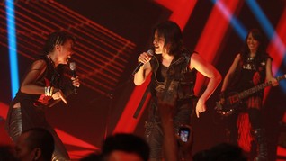 Penampilan Band Gigi di Sela Orasi Buruh