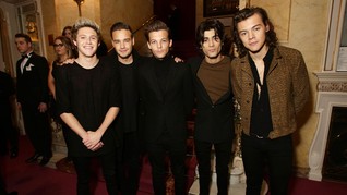 Gaya Busana 1D: Alasan Harry Styles Suka Buka Kancing