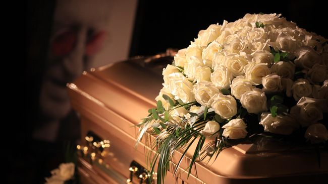 Pengantin Wanita Diantar Peti Mati Menuju Altar