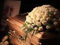 Pengantin Wanita Diantar Peti Mati Menuju Altar