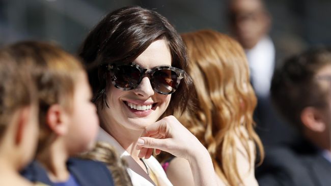Perut Membuncit, Anne Hathaway Hamil?