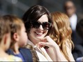 Perut Membuncit, Anne Hathaway Hamil?