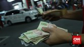 Berdalih menekan subsidi, pemerintah mengumumkan kenaikan bahan bakar minyak (BBM) sebesar Rp2.000 untuk jenis premium dan solar. Terlihat petugas menghitung uang saat melayani warga yang mengisi BBMdi Pom Bensin Jakarta, Senin, 17 November 2014. (CNN Indonesia/Safir Makki)