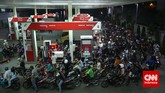 Ratusan motor yang mengantre untuk mengisi bahan bakar minyak (BBM) terlihat memadati sebuah stasiun pengisian bahan bakar umum (SPBU) yang terletak Ibu Kota Jakarta, Senin, 17 November 2014. (CNN Indonesia/Safir Makki)