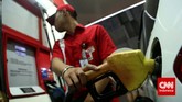 Tidak hanya kendaraan roda dua, pemilik kendaraan roda empat atau mobil juga terlihat mengisi penuh tangki bensinnya jelang pengumuman kenaikan harga bahan bakar minyak (BBM) oleh Presiden Joko Widodo di Istana Merdeka, Jakarta, Senin, 17 November 2014. (CNN Indonesia/Safir Makki)