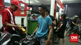Pemerintah akhirnya menaikan harga jual eceran BBM Bersubsidi dari Rp6.500 menjadi Rp8.500 per liter untuk premium dan solar yang sebelumnya Rp5.500 menjadi Rp7.500 per liter mulai 18 November 2014. (CNN Indonesia/Safir Makki)