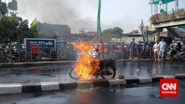  Motor Terbakar Akibat Banjir Kampung Melayu 