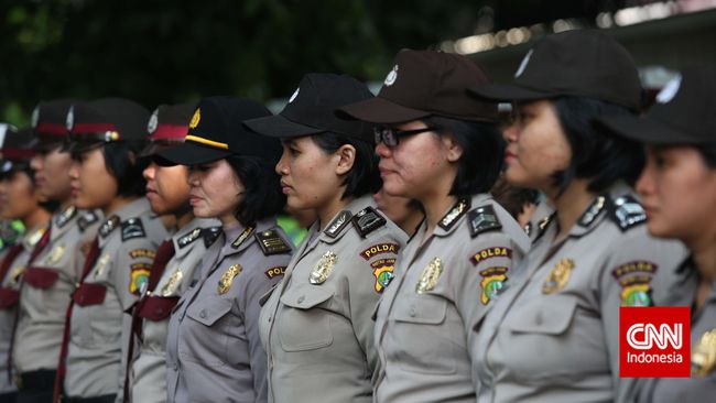 Polwan Jaga Demo Agar Terkesan Polisi Tidak Anti-mahasiswa