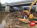 Pembongkaran Tumpukan Sampah Ciliwung di Kalibata Terkendala