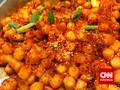 Kuliner Pinggir Jalan: Tteokbokki vs Cilok Cimol