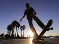 Terburu-buru di Bandara, Tony Hawk Buang Papan Skateboard
