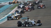 Lewis Hamilton mengejutkan semua orang dengan langsung menyalip Nico Rosberg ketika balapan baru saja dimulai. Di sesi kualifikasi, Hamilton sendiri berada di urutan kedua dengan Nico Rosberg merebut pole position. (Reuters/Ahmed Jadalla)