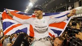 Gelar juara dunia direbut Hamilton dengan mendominasi musim 2014. Dengan kemenangan di Abu Dhabi, Hamilton tercatat memenangkan 11 balapan di musim ini, menyamai raihan Michael Schumacher dan Sebastian Vettel yang pernah memenangkan lebih dari 10 balapan dalam satu tahun. (Reuters/Hamad I Mohammed)