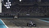 Hamilton ketika menyelesaikan balapan dengan menjuarai GP Abu Dhabi. Kemenangan ini memastikan dirinya merebut gelar juara keduanya, dengan yang pertama direbut ketika ia masih membalap untuk McLaren. (Reuters/Hamad I Mohammed)