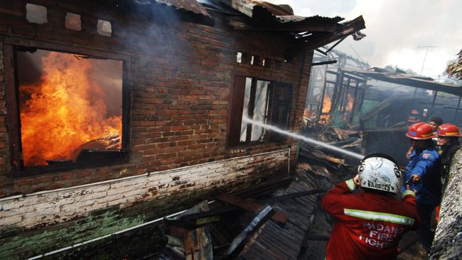 Pemda Lamban, Warga Bakar Rumah Aliran Sapto Darmo