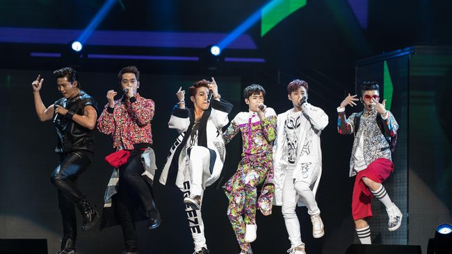 Dandanan Unik Fans Menikmati Konser 2PM