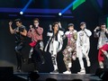 Dandanan Unik Fans Menikmati Konser 2PM