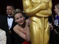 Aksi Konyol Jennifer Lawrence, dari Sumpit ke Kumis Palsu