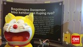 Tentunya pengunjung juga dapat membeli boneka Doraemon berwarna kuning, juga melihat langsung sejarah perubahan Doraemon dari berwarna kuning hingga biru. (CNN Indonesia/Karina Armandani)