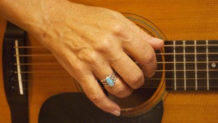 Pria India Jalani Operasi Otak 7 Jam Sambil Main Gitar