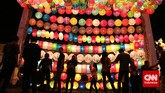 Pengunjung memotret jajaran lampion dalam acara
