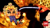 Pengunjung mengamati lampion berbentuk Topeng Kabuki dalam acara 'Jakarta Lantern Festival' yang diadakan di Lapangan Banteng, Jakarta, Kamis, 12 Desember 2014. (CNN Indonesia/Adhi Wicaksono)